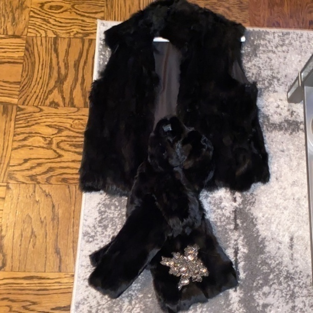 Fur Luxury set  Fur Vest & Scarf black
Adrienne Landau NWOT